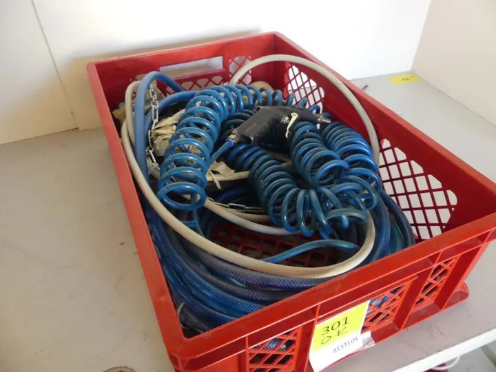 Konvolut Druckluft u. a. Spiral-Druckluftschläuche (Ausblaspistole, Schläuche, Kupplungen) Umfang: nur der Inhalt, ohne Kiste